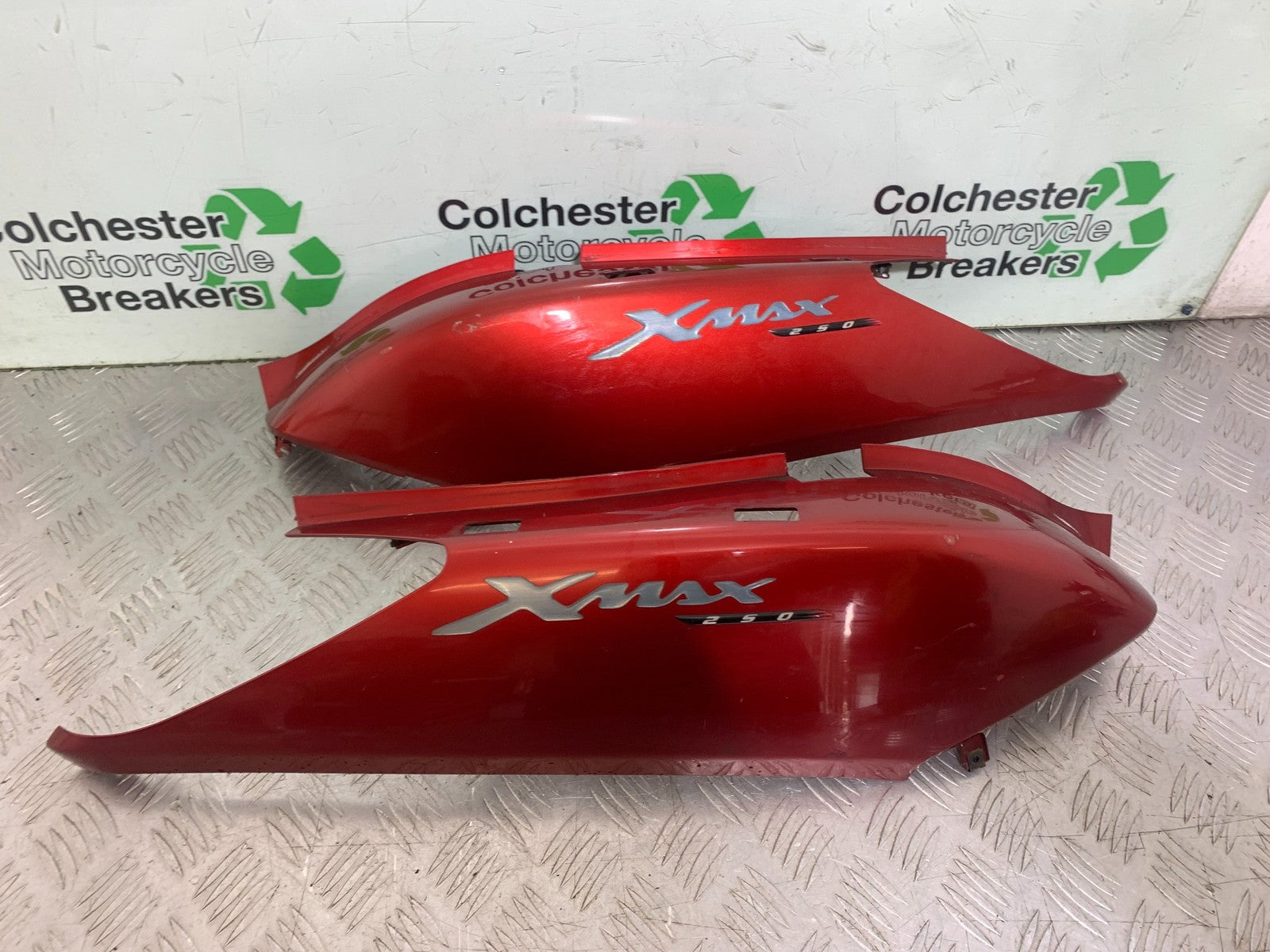 YAMAHA XMAX 250 XMAX 250 LEFT AND RIGHT SEAT PANELS  YEAR 2006-09 (CMB1201)