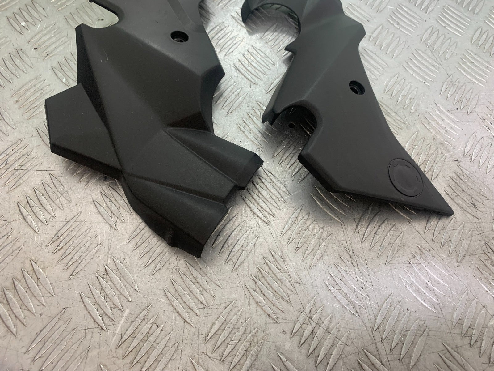 KAWASAKI ER6 N LEFT AND RIGHT FRAME COVERS   YEAR 2012-2017 (CMB1324)