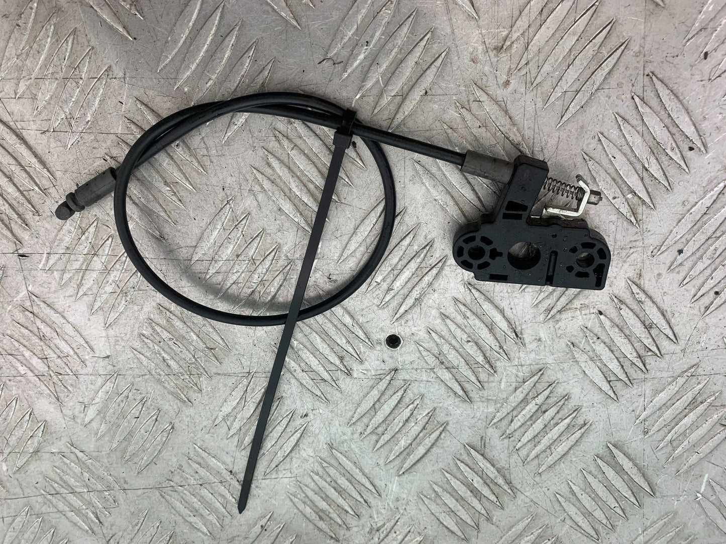 APRILIA 650 PAGASO STRADA SEAT CATCH AND CABLE   YEAR 2005-2010 (CMB1260)