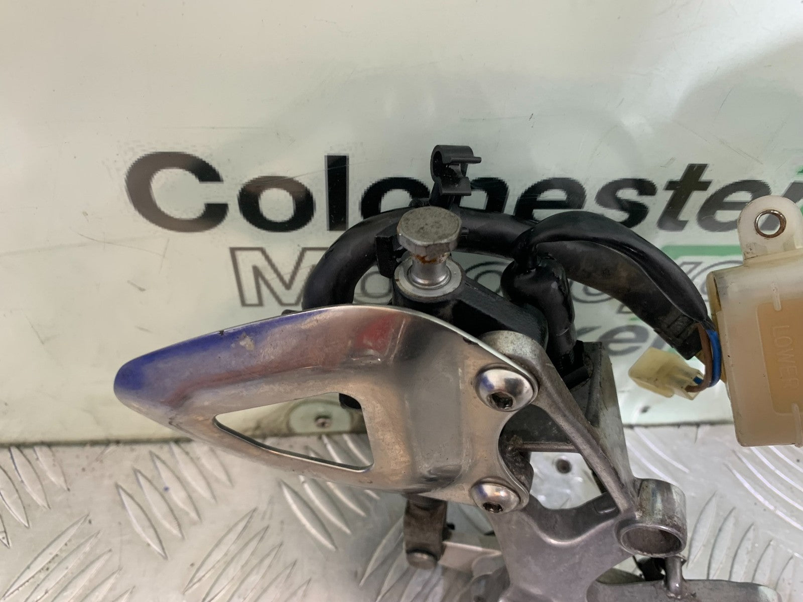 TRIUMPH SPEED TRIPLE R 1050 FRONT RIGHT HANGER COMPLETE   2009 (CMB1183)