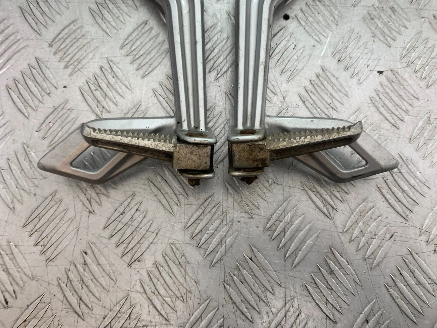 YAMAHA YZF-R125 YZF 125 REAR HANGERS AND PEGS  YEAR 2019-2022 (CMB1263)