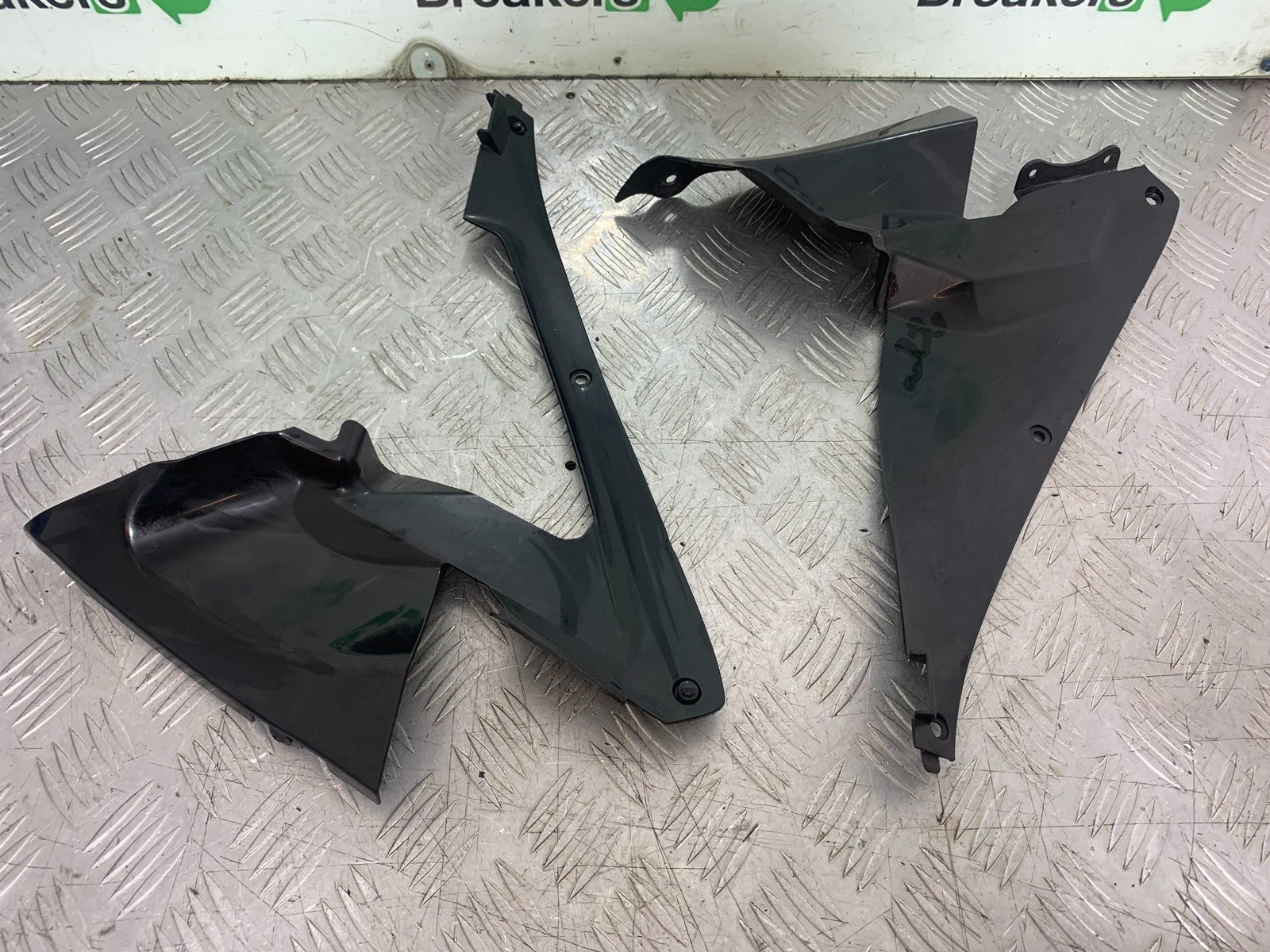 HONDA CBR1000 rr FIREBLADE LEFT AND RIGHT INNER INFILLS YEAR 2006  (CMB1220)