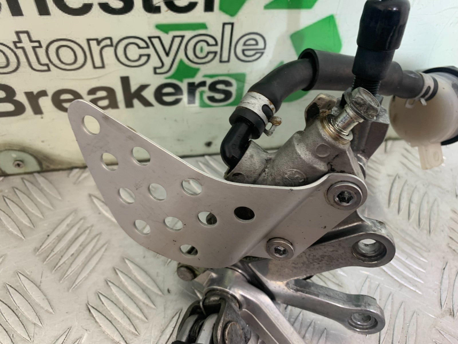 KAWASAKI ZX9R ZX9 R FRONT RIGHT HANGER YEAR 1998-1999 (CMB1329)