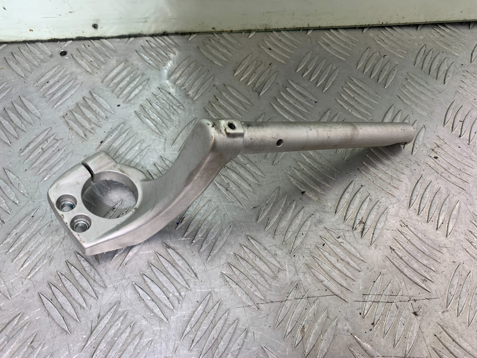 TRIUMPH 1050 SPRINT ST RIGHT HANDLEBAR YEAR 2004-2007 (CMB1197)