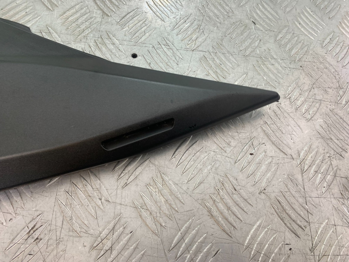 KAWASAKI Z750 Z 750 LEFT SEAT PANEL  YEAR 2004-2006  (CMB1234)