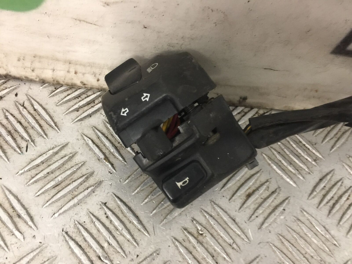 SUZUKI GSX1400 GSX 1400 LEFT SWITCH   YEAR 2003 (STOCK 848)