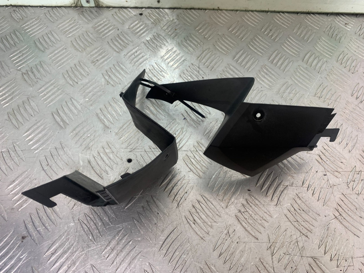 YAMAHA XJ6 XJ6-S LEFT AND RIGHT TOP FAIRING  INFILLS   YEAR 2009-2015  (CMB1212)