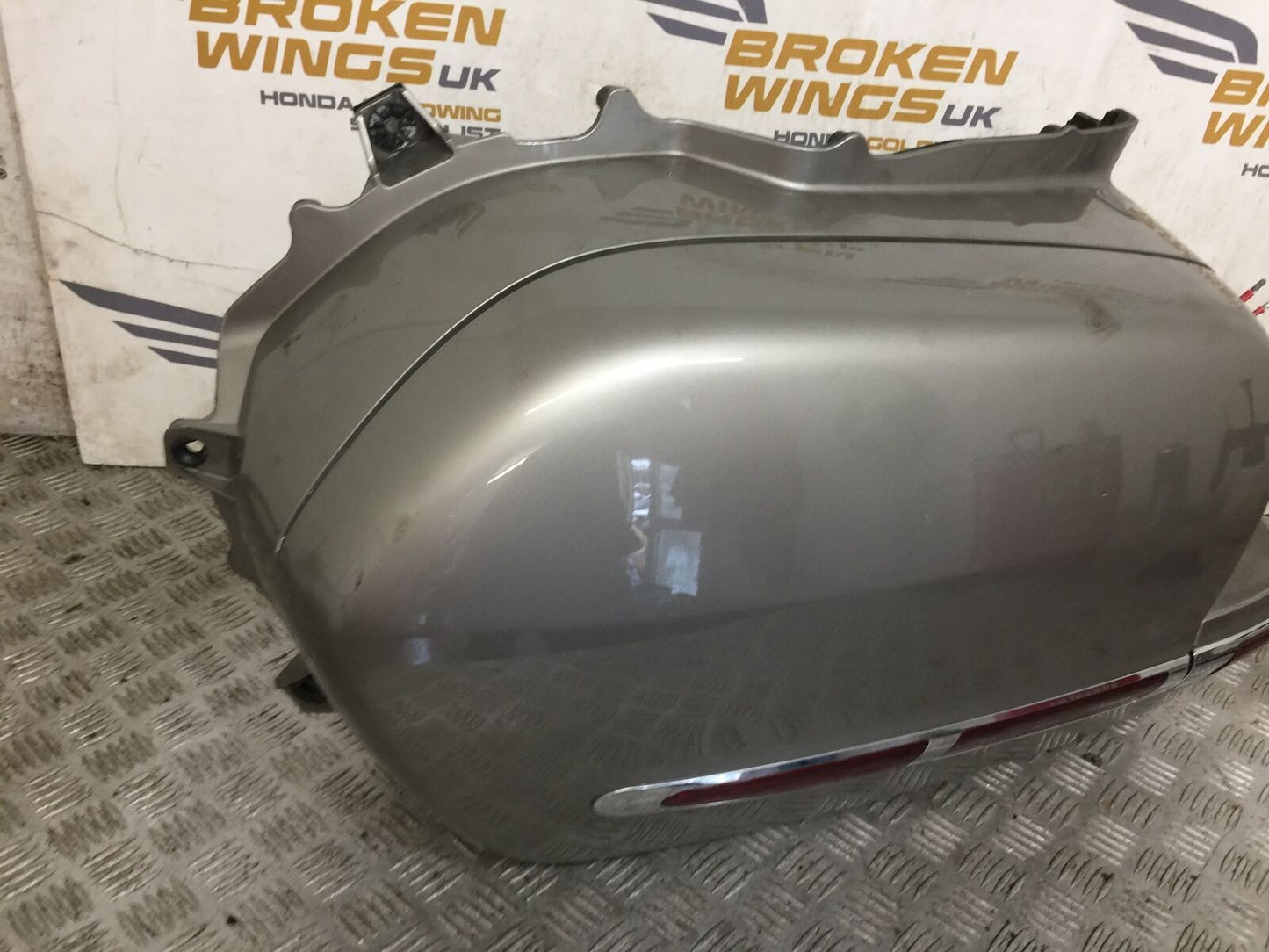 HONDA GL1800 GL 1800 LEFT PANNIER BOX    YEAR 2004-10 ABS (STOCK 890)