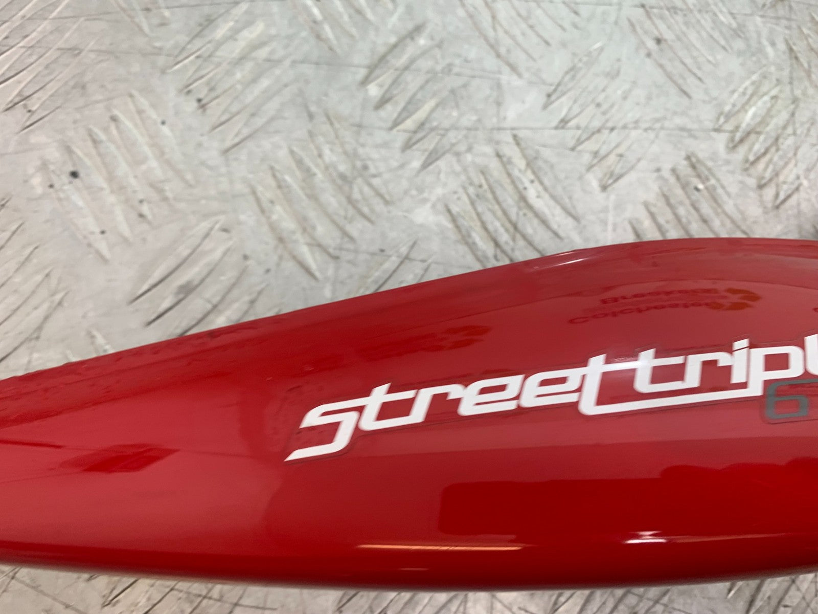TRIUMPH 675 STREET TRIPLE R RIGHT SEAT PANEL YEAR 2013 - 2016 (CMB1221)