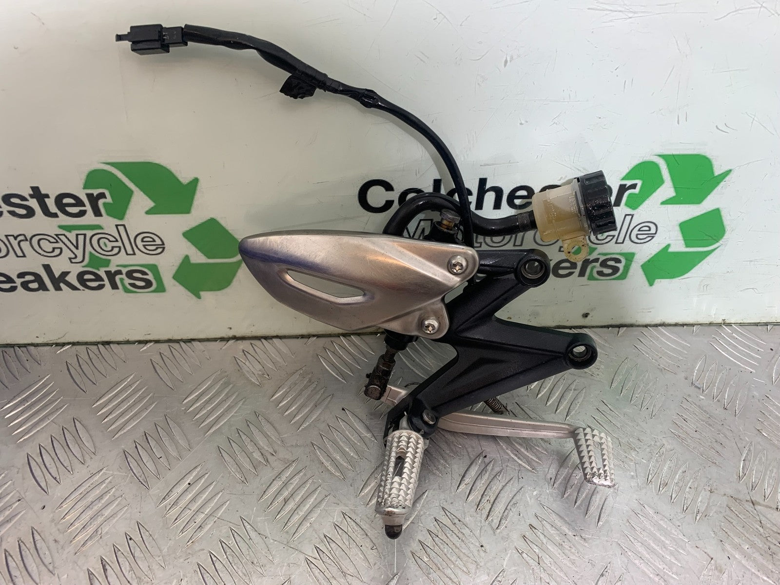 TRIUMPH 675 STREET TRIPLE R FRONT RIGHT HANGER PEG LEVER  YEAR 2013 - 2(CMB1221)