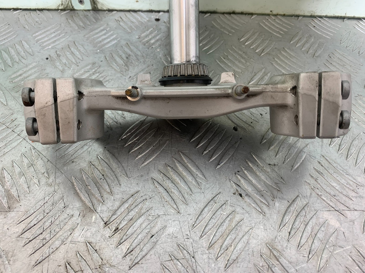 KTM 690 DUKE R LC4 BOTTOM YOKE YEAR 2012-2015  (CMB1180)