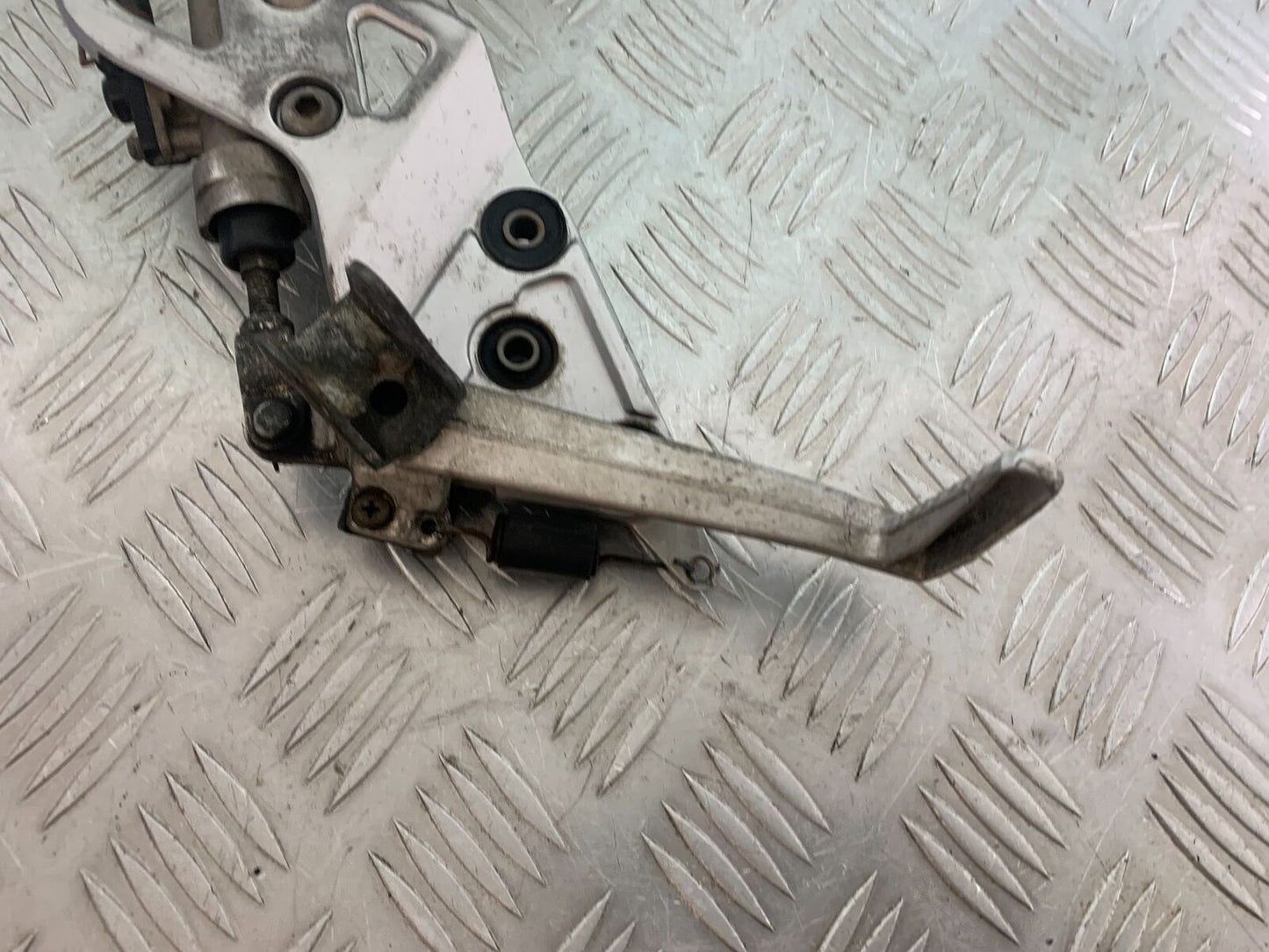 SUZUKI GSF1250 GSF 1250 BANDIT FRONT RIGHT HANGER   YEAR 2010-14 (CMB1092)