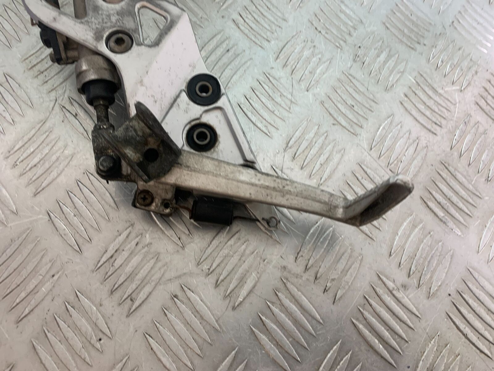 SUZUKI GSF1250 GSF 1250 BANDIT FRONT RIGHT HANGER   YEAR 2010-14 (CMB1092)