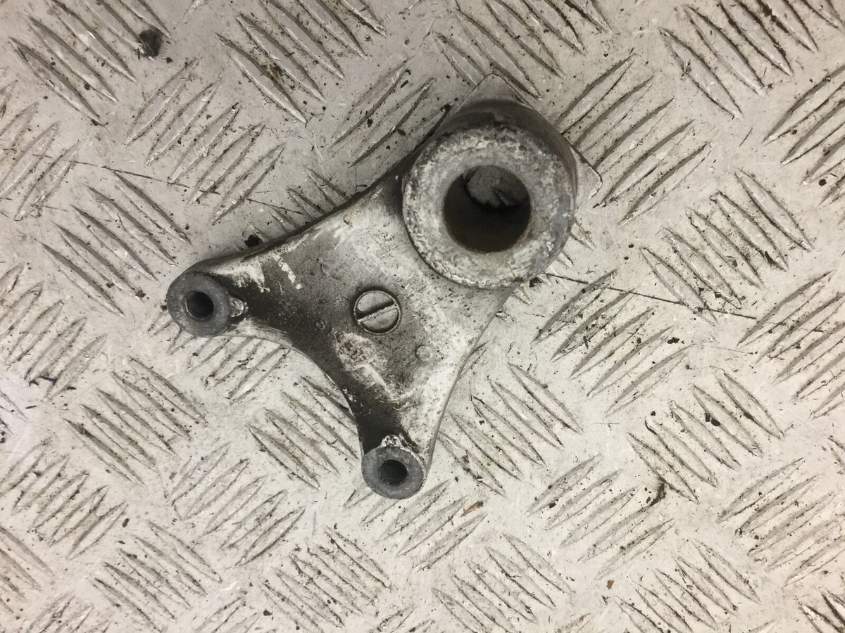 SUZUKI GSF600 GSF 600 BANDIT REAR CALIPER BRACKET YEAR 1997 (STOCK 687)