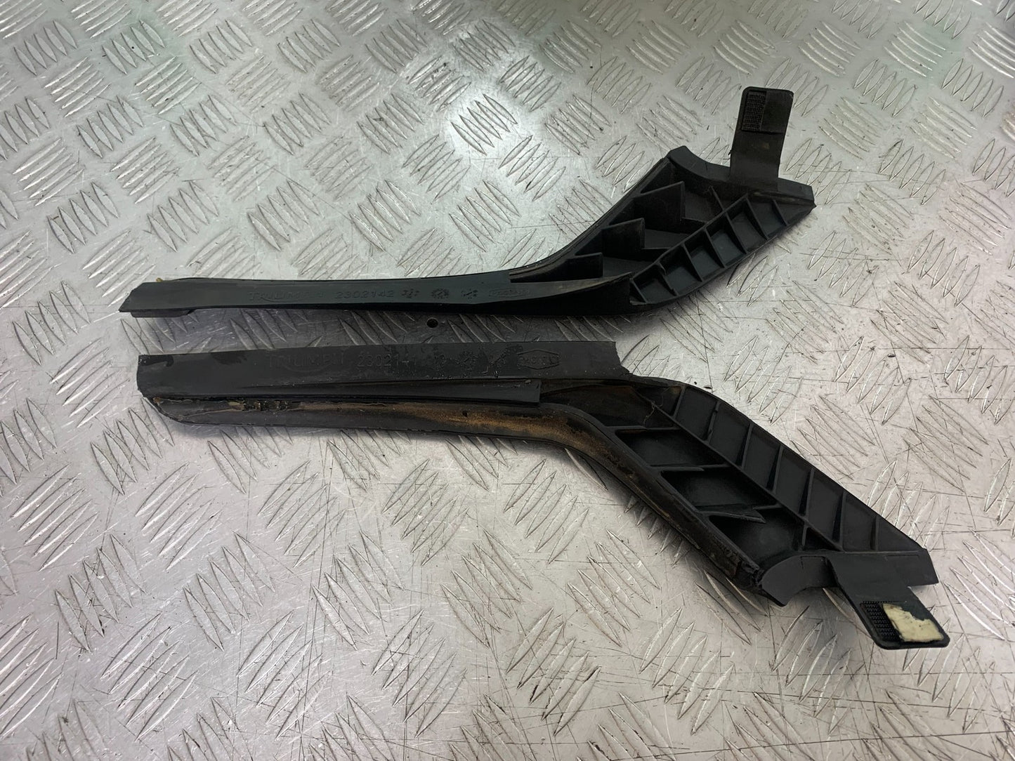 TRIUMPH 1050 SPRINT GT LEFT & RIGHT TANK INFILL RUBBERS YEAR 2010-2016 (CMB1250)