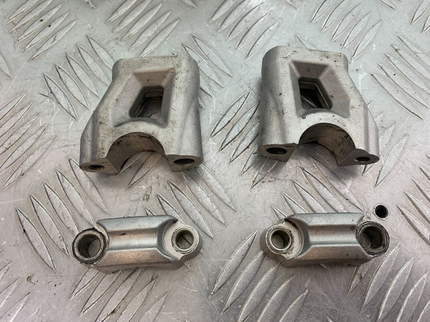 TRIUMPH TIGER 800 HANDLEBAR CLAMPS  YEAR 2011-2014 (CMB1113)