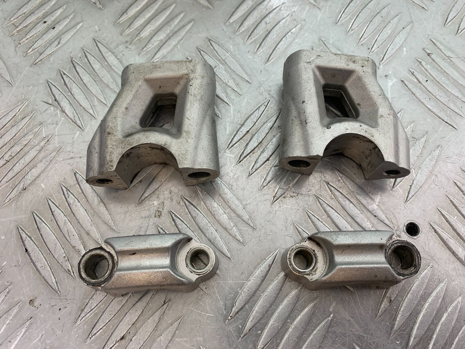 TRIUMPH TIGER 800 HANDLEBAR CLAMPS  YEAR 2011-2014 (CMB1113)