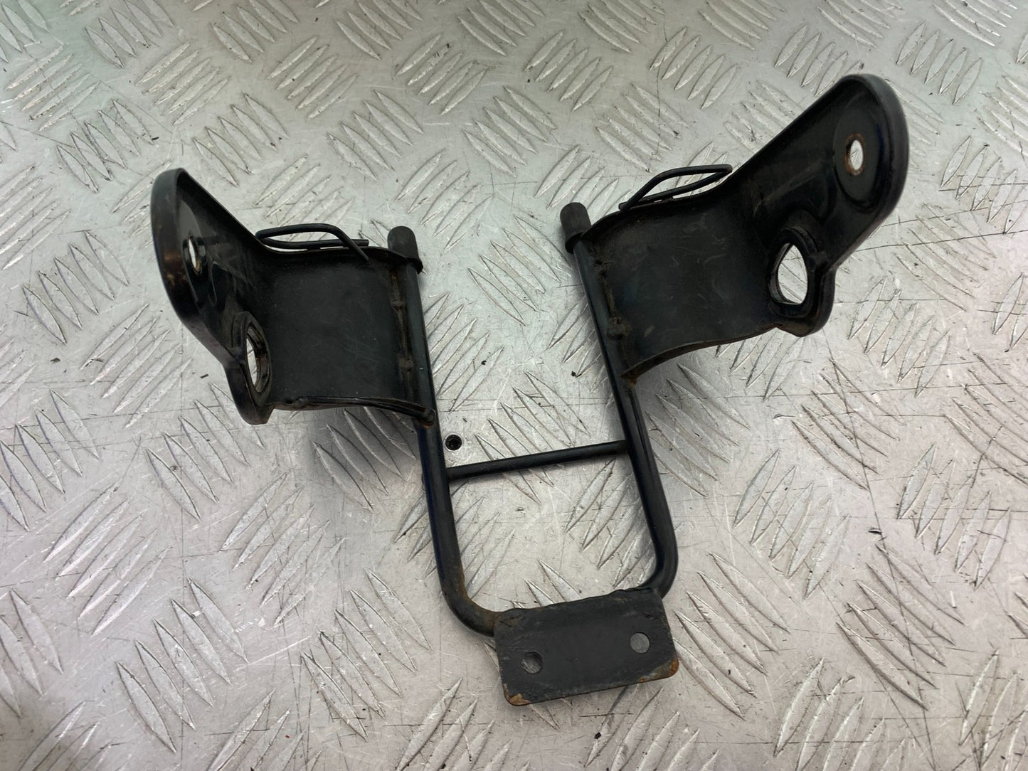 YAMAHA YBR125 YBR 125 HEADLIGHT BRACKET  YEAR 2010-2017 (CMB1252)