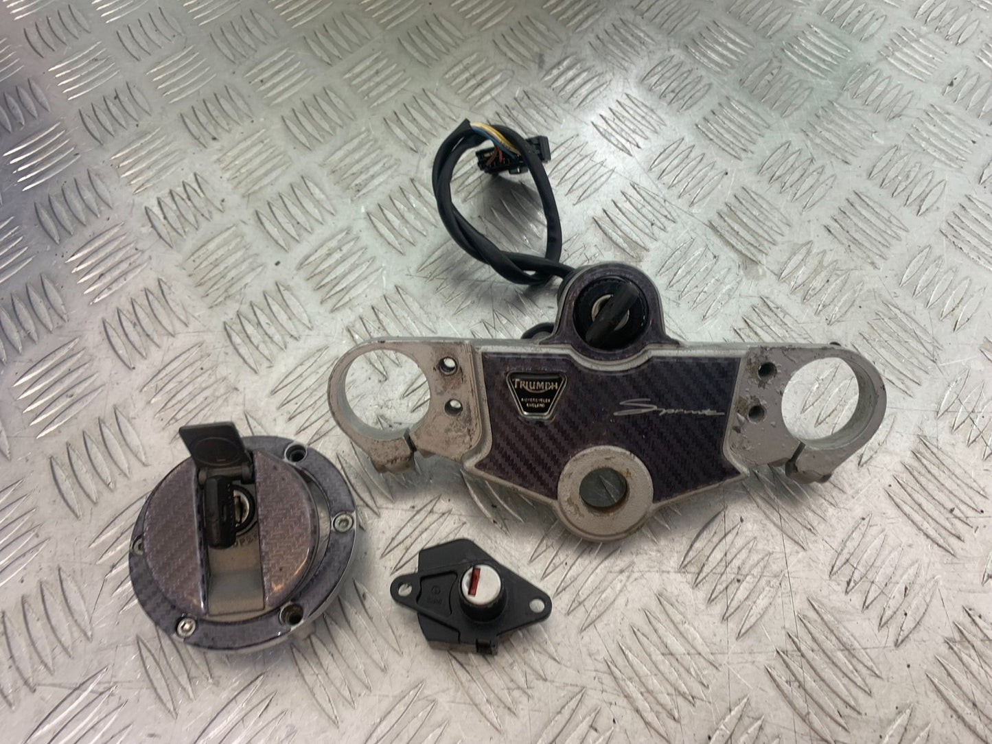 TRIUMPH 955i SPRINT ST LOCKS AND KEYS   1999-2004 (CMB1176)