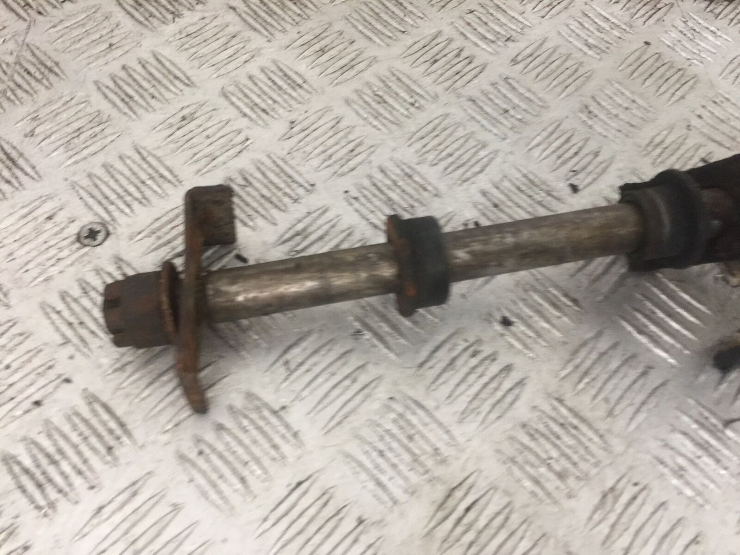 KAWASAKI Z750 Z 750 REAR WHEEL SPINDLE YEAR 2004-2006  (STOCK 871)