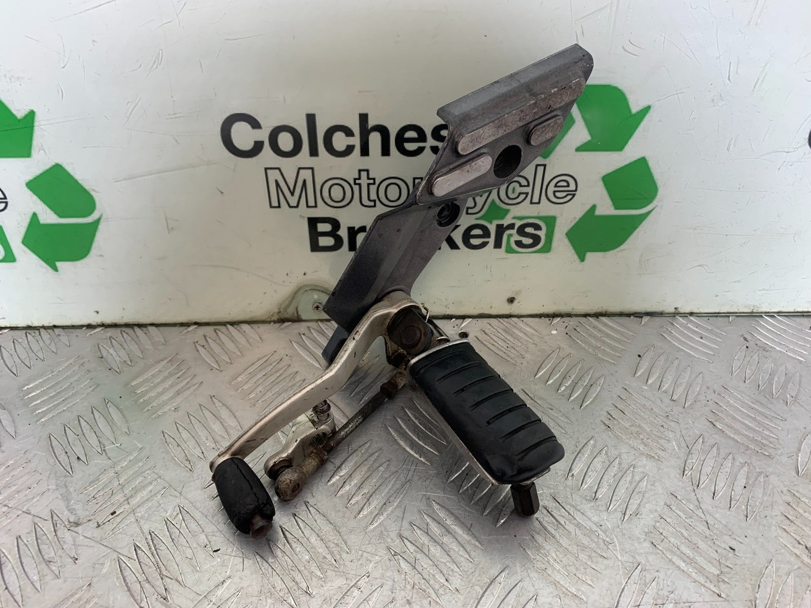 TRIUMPH TROPHY 900 FRONT LEFT HANGER AND PEG & LEVER    YEAR 1991-95 (CMB1251)