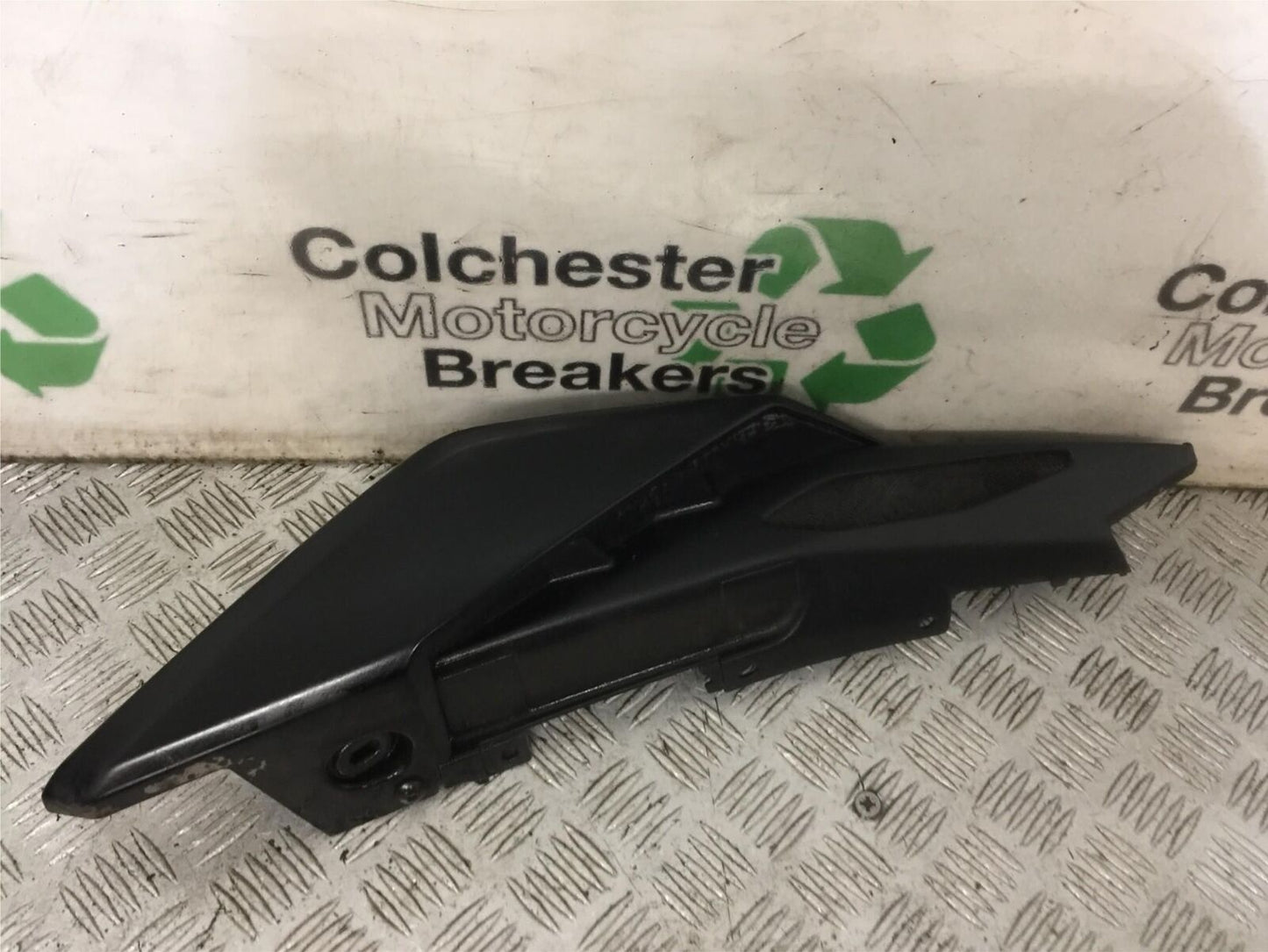 YAMAHA MT09 MT-09 LEFT SEAT PANEL YEAR 2018 (STOCK 906)
