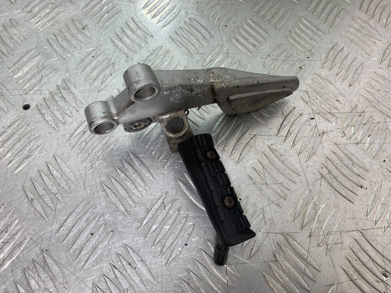 TRIUMPH 955i SPRINT ST FRONT LEFT HANGER   YEAR 1999-04 (CMB1230)