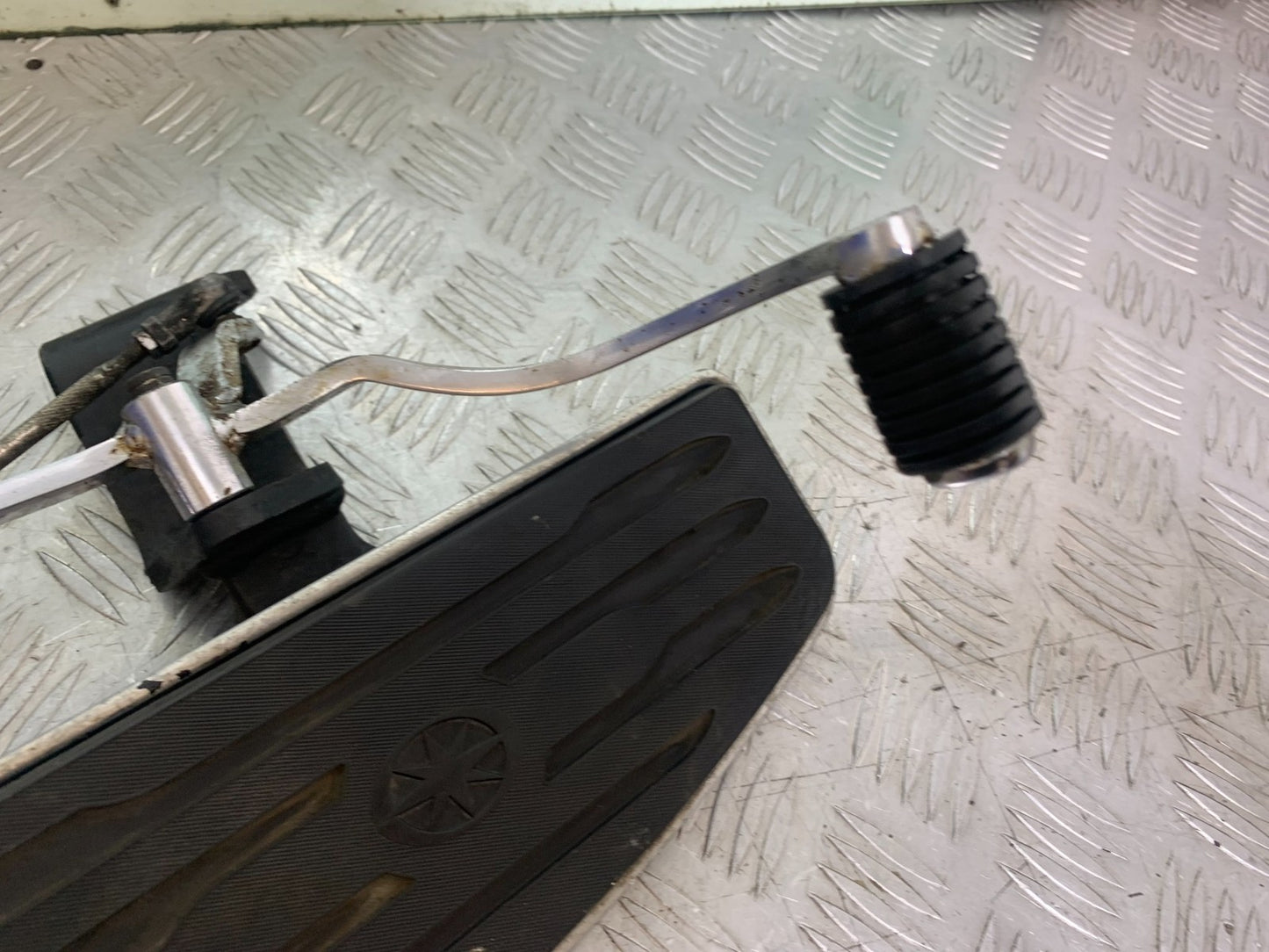 YAMAHA XVS 1300 MIDNIGHT STAR LEFT FOOTBOARD   YEAR 2007-16 (CMB1200)