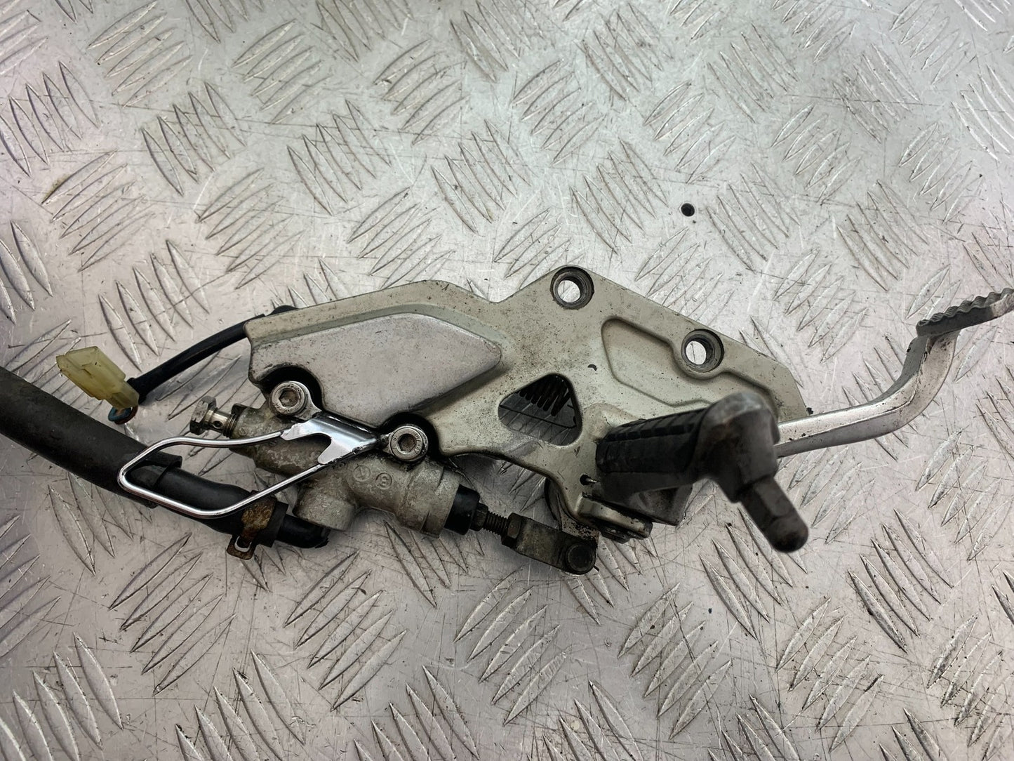 KAWASAKI ZZR1100 D FRONT RIGHT HANGER AND PEG & PEDAL  YEAR 1993-2001 (CMB1289)