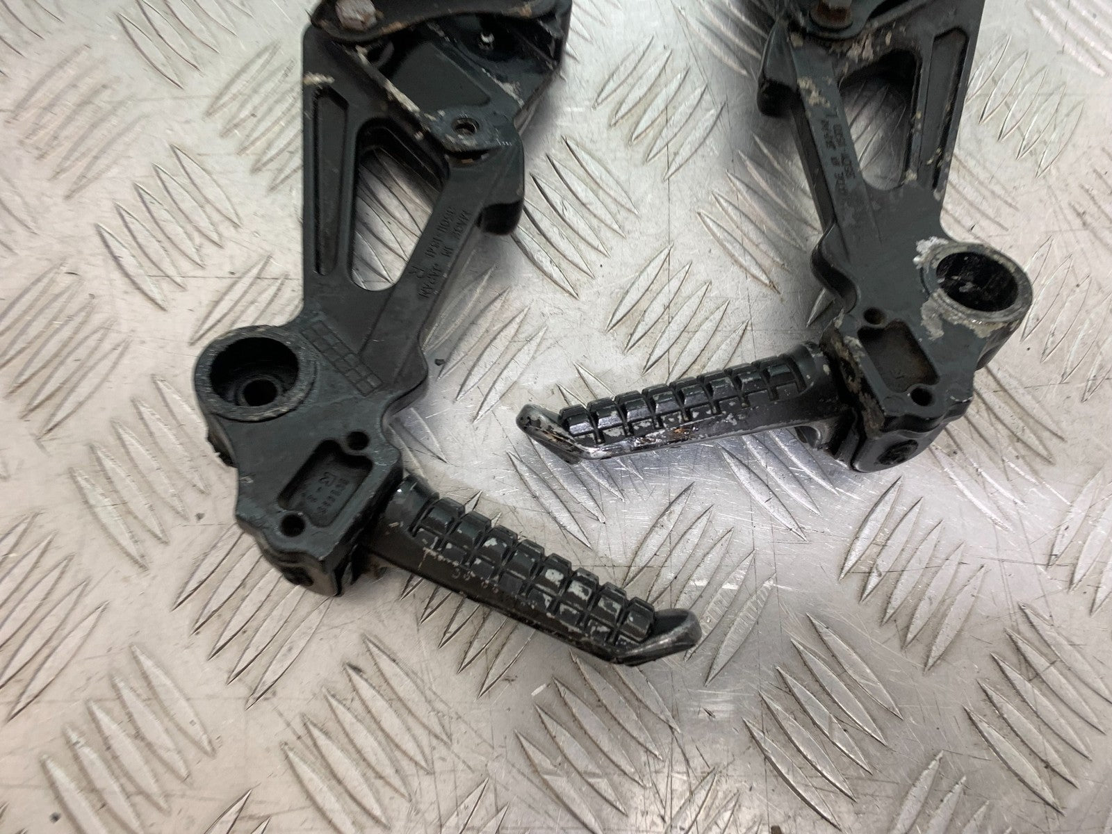 KAWASAKI ZZR1100 D REAR HANGERS AND PEGS YEAR 1993-2001 (CMB1189)