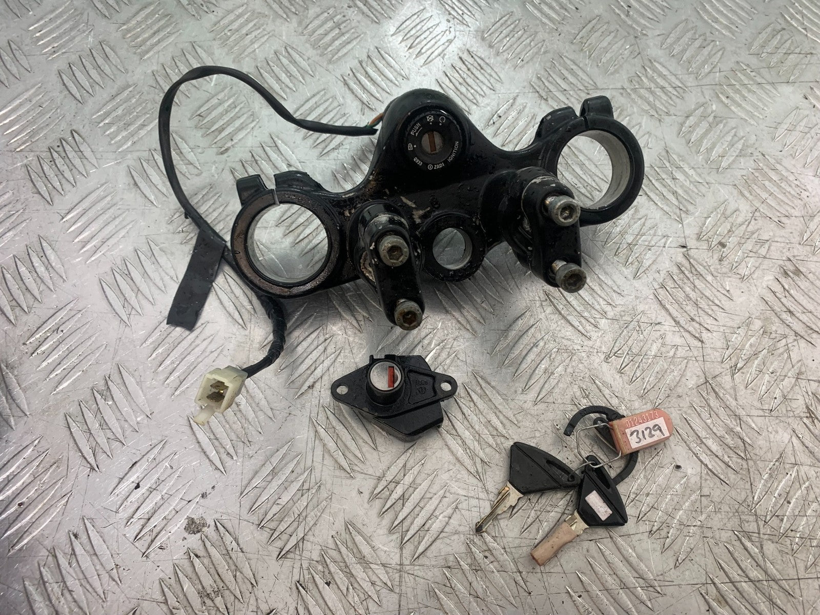 APRILIA 650 PAGASO STRADA LOCKS KEYS TOP YOKE   YEAR 2005-2010 (CMB1260)