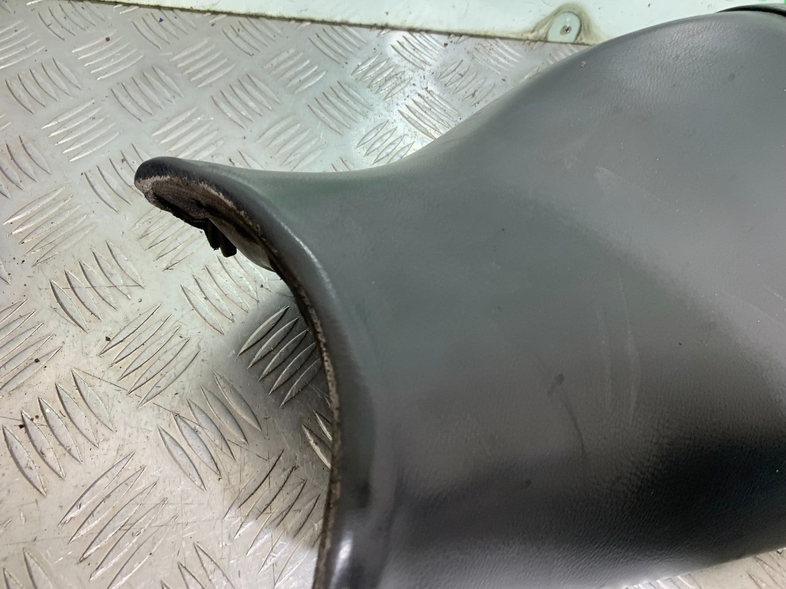 TRIUMPH 955I SPRINT RS SEAT  YEAR 1999-03 (CMB1313)