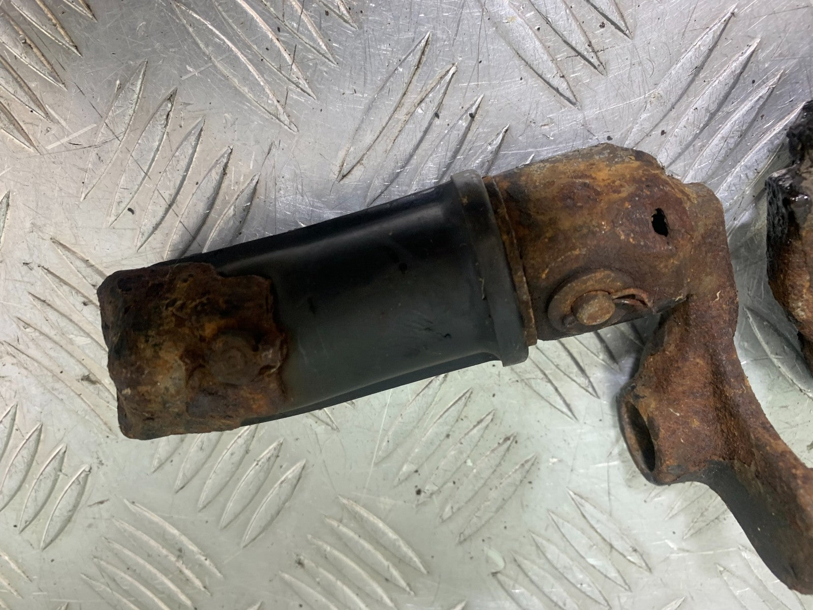 HONDA GL500 GL 500 SILVERWING FRONT PEGS YEAR 1981-82 (CMB1168)