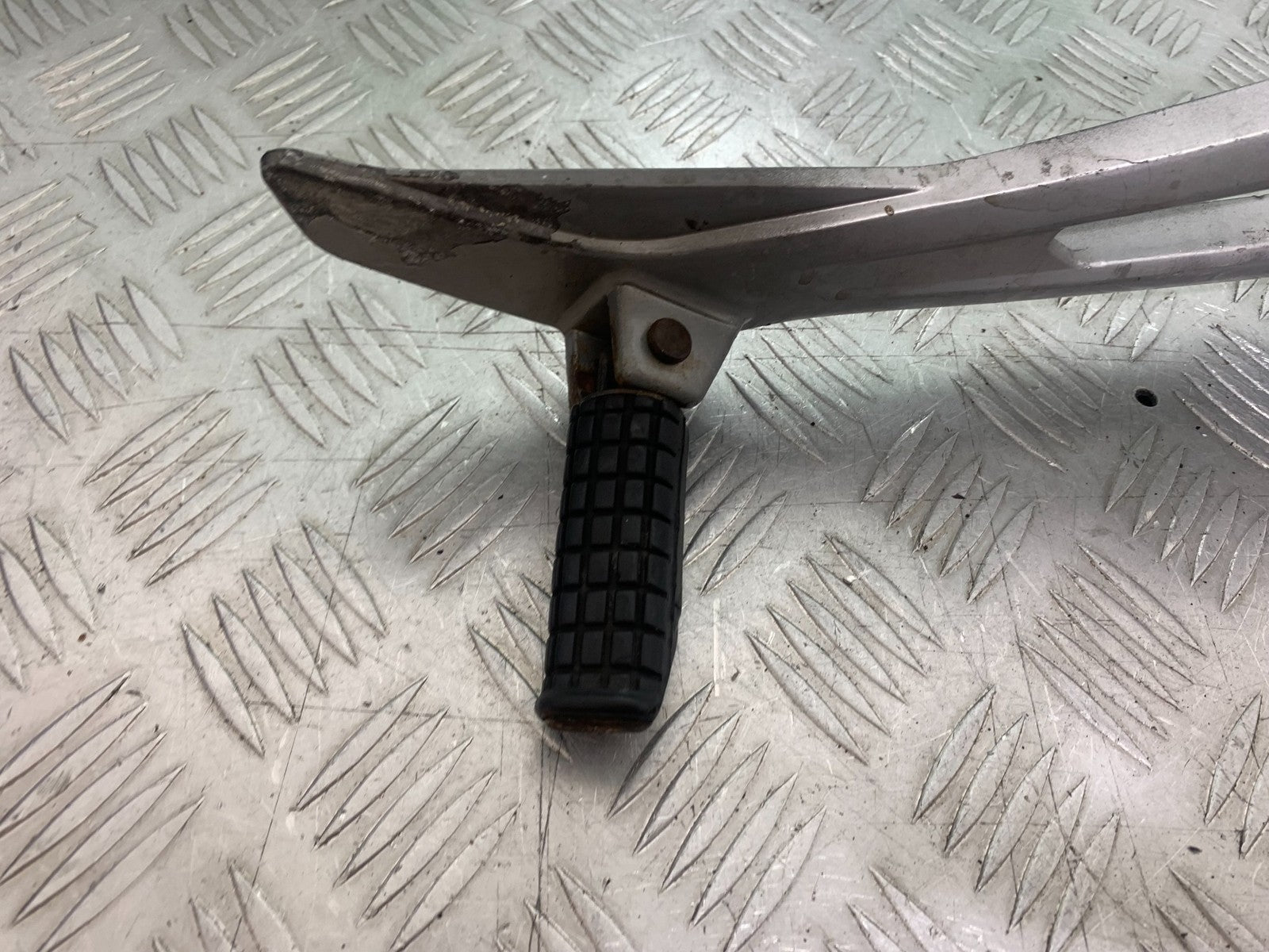 HONDA XL125 VARADERO FRONT RIGHT HANGER   YEAR 2001-2006  (CMB1210)