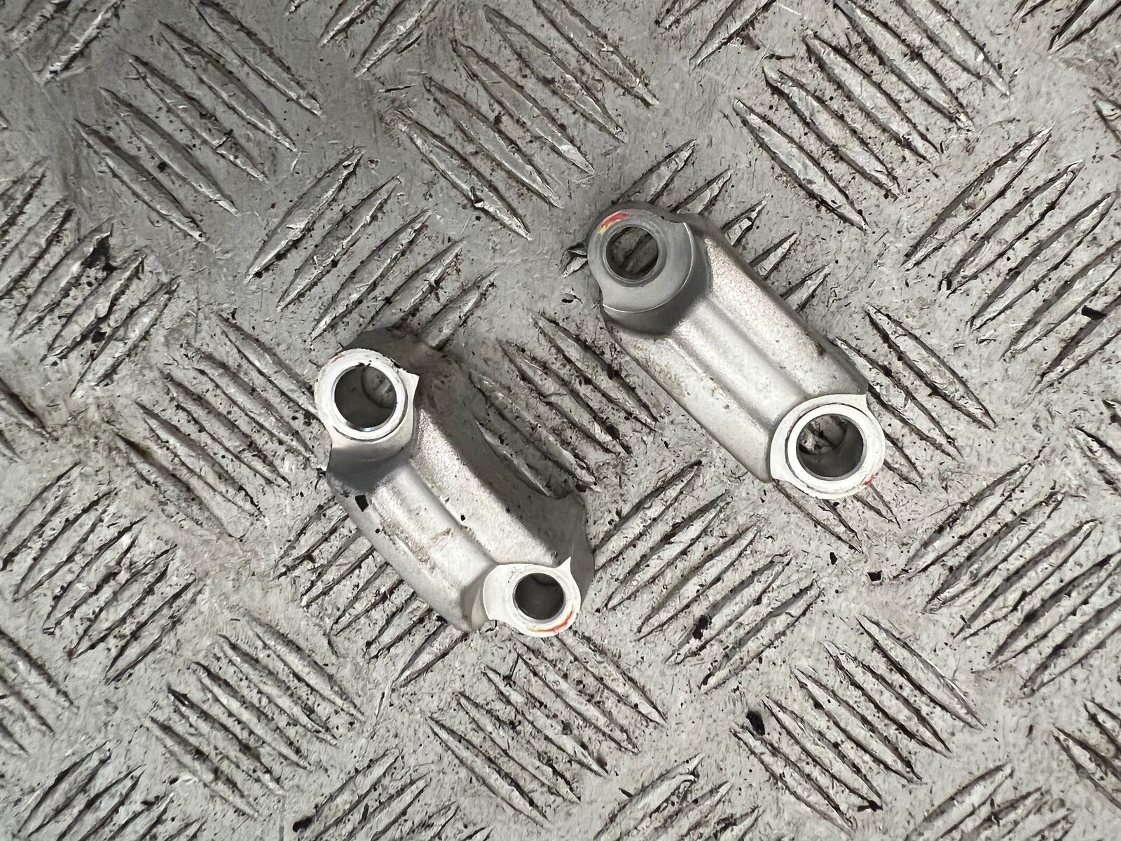 TRIUMPH TIGER 1200 EXPLORER HANDLEBAR CLAMPS  YEAR  2012-2015 (STOCK 901)