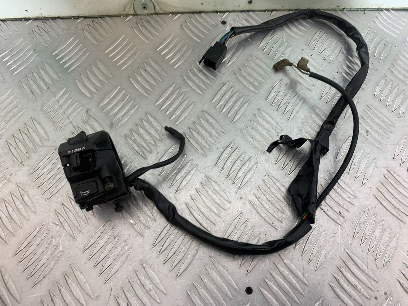 HONDA CBR1100 BLACKBIRD LEFT SWITCH GEAR  YEAR 1999-2005  (CMB1103)