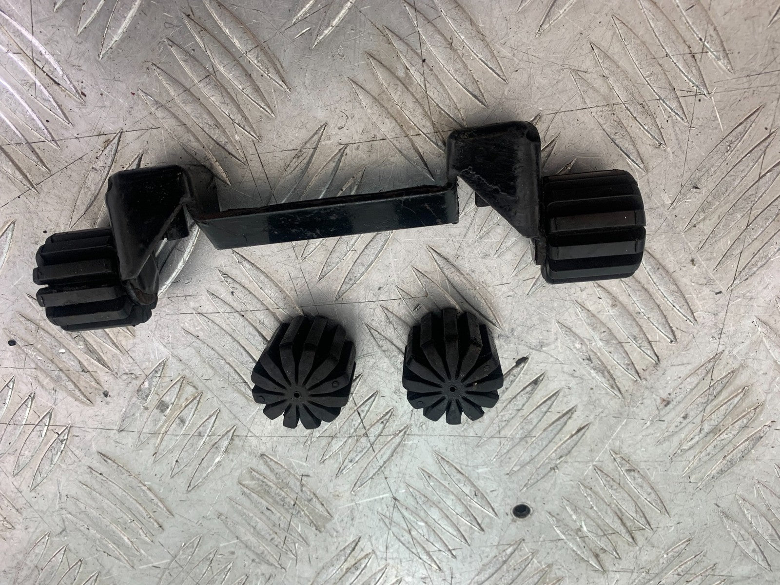 BMW R850 R R850R PETROL TANK MOUNT AND RUBBERS  YEAR 1994-2002 (CMB1170)