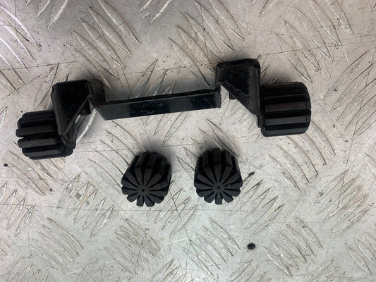 BMW R850 R R850R PETROL TANK MOUNT AND RUBBERS  YEAR 1994-2002 (CMB1170)