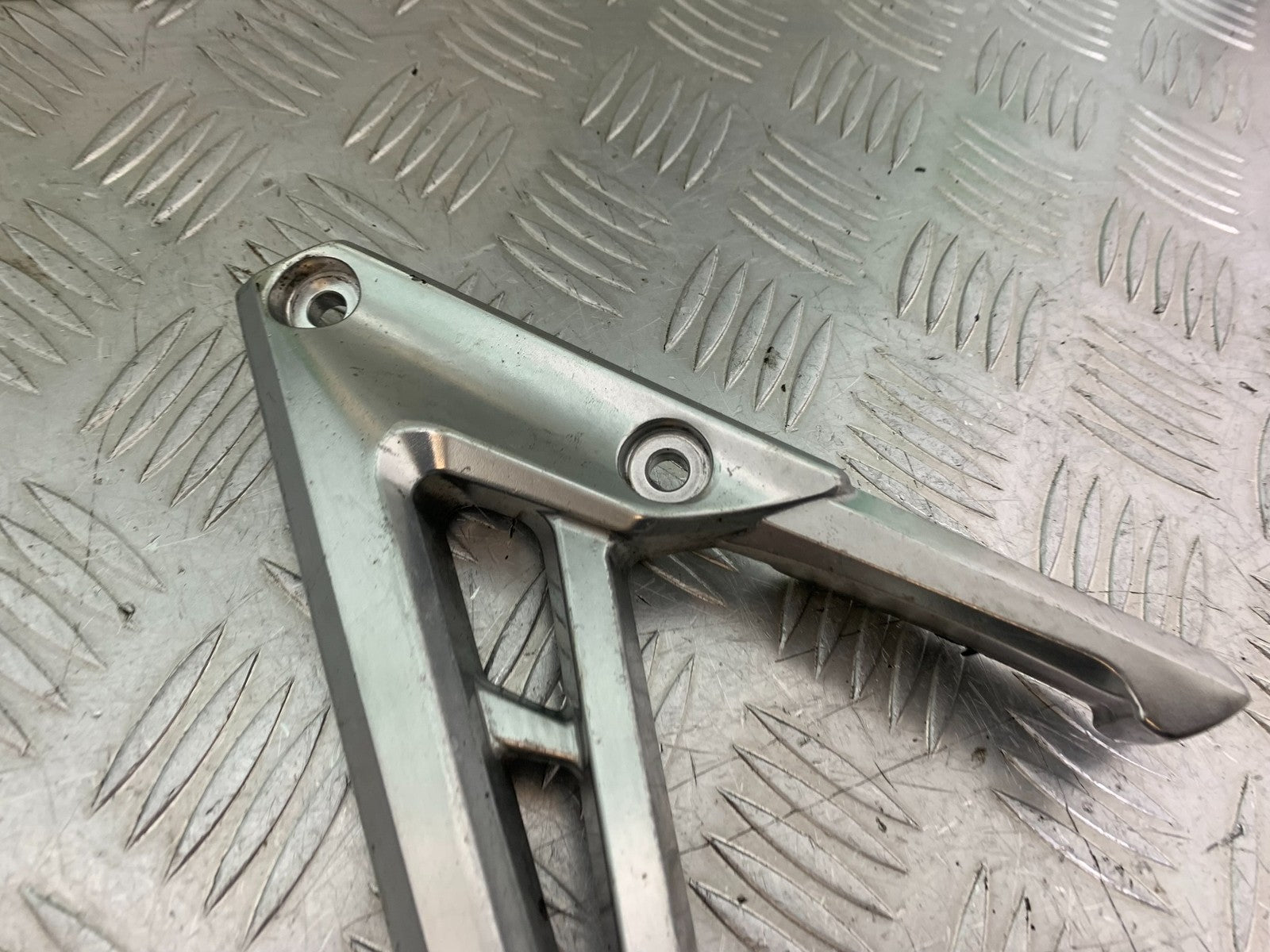 YAMAHA FZS1000 FAZER LEFT REAR HANGER AND PEG  YEAR 2001-05 (CMB1275)
