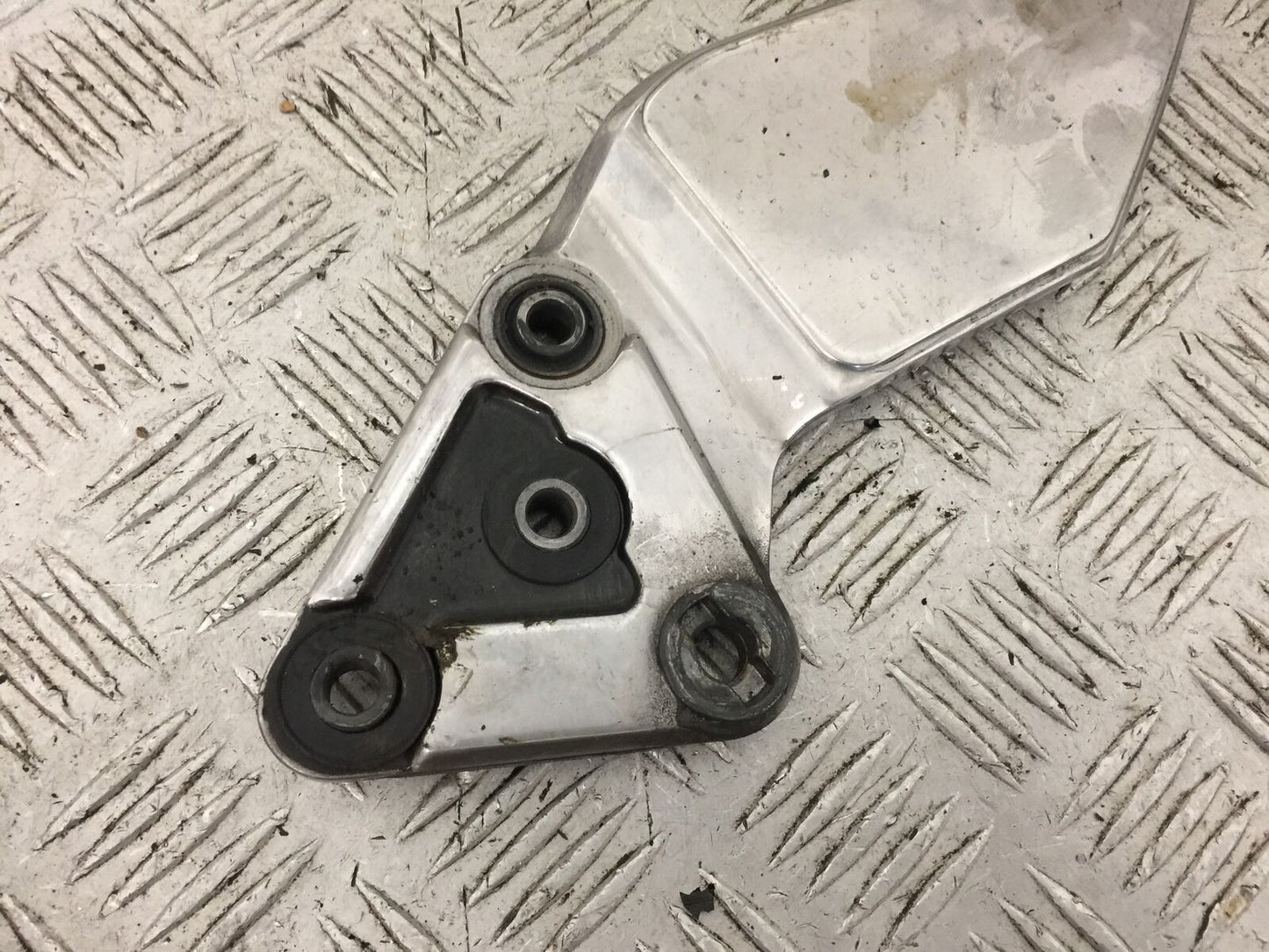 SUZUKI GSF1200 GSF 1200 BANDIT FRONT LEFT HANGER YEAR 2001-2005 (STOCK 902)