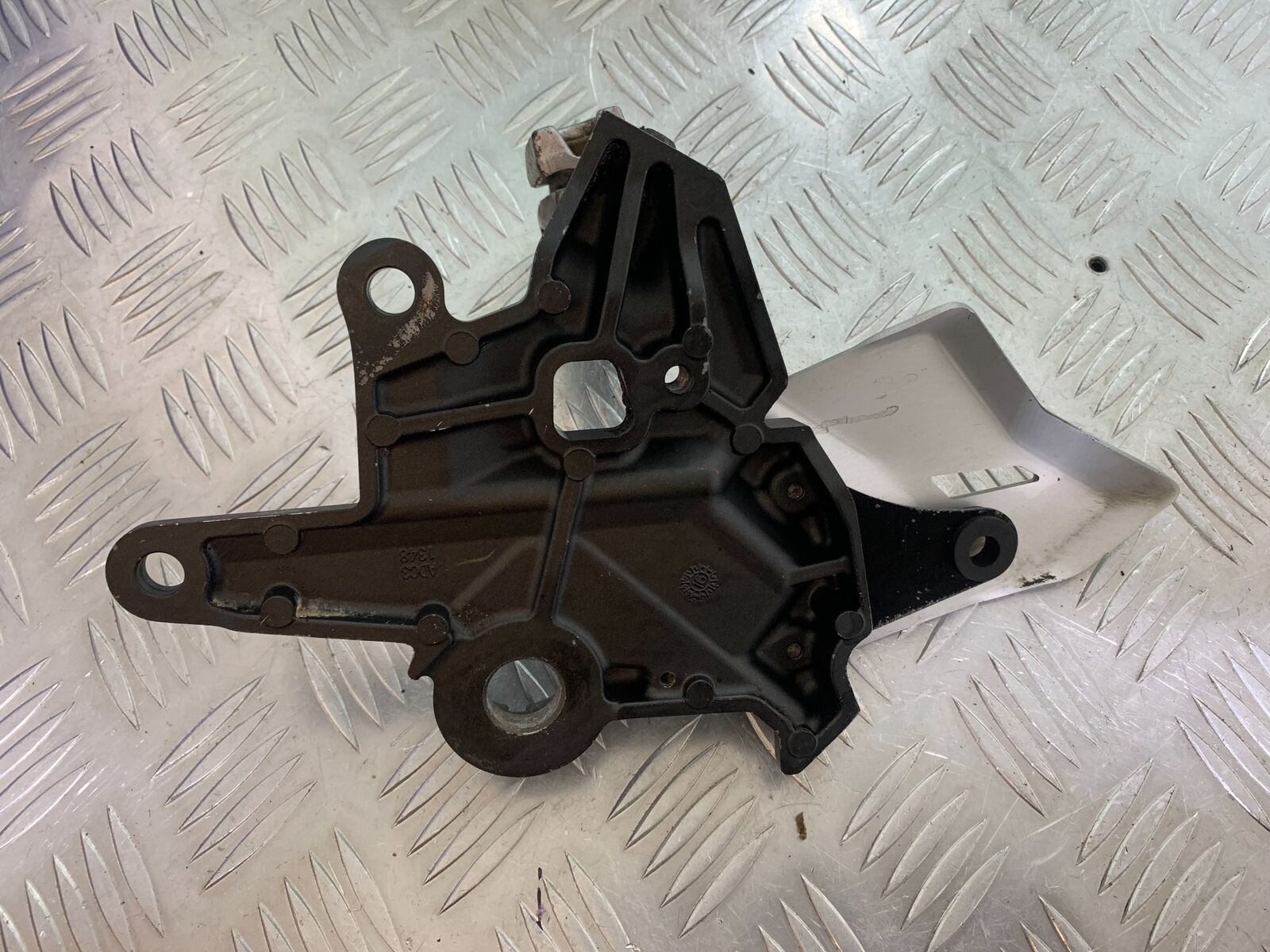 KAWASAKI NINJA 650 FRONT LEFT HANGER YEAR 2017-2019 (CMB1018)