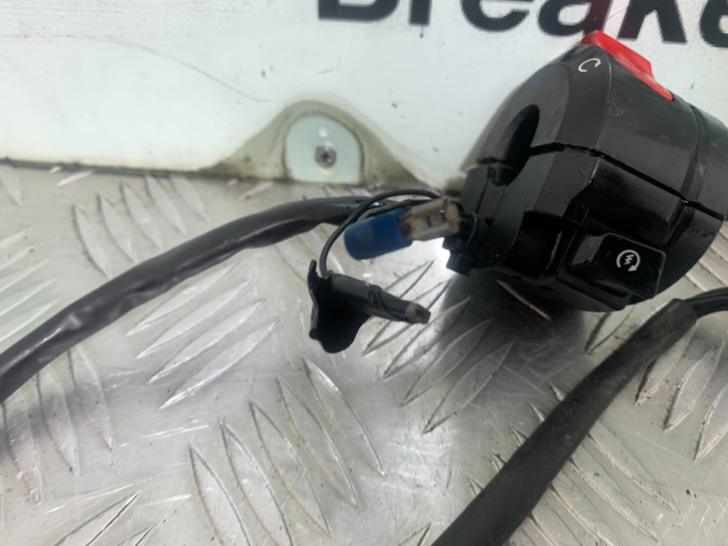 SUZUKI GSF650 GSF 650 RIGHT SWITCH GEAR YEAR 2007-2009  (CMB1161)