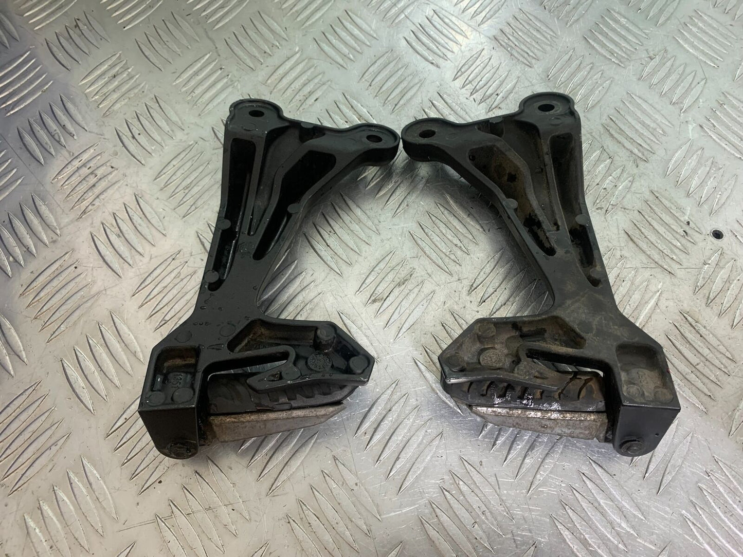 KAWASAKI Z650 ER650 KNFAN REAR HANGERS AND PEGS  YEAR 2022-2024 (CMB1112)