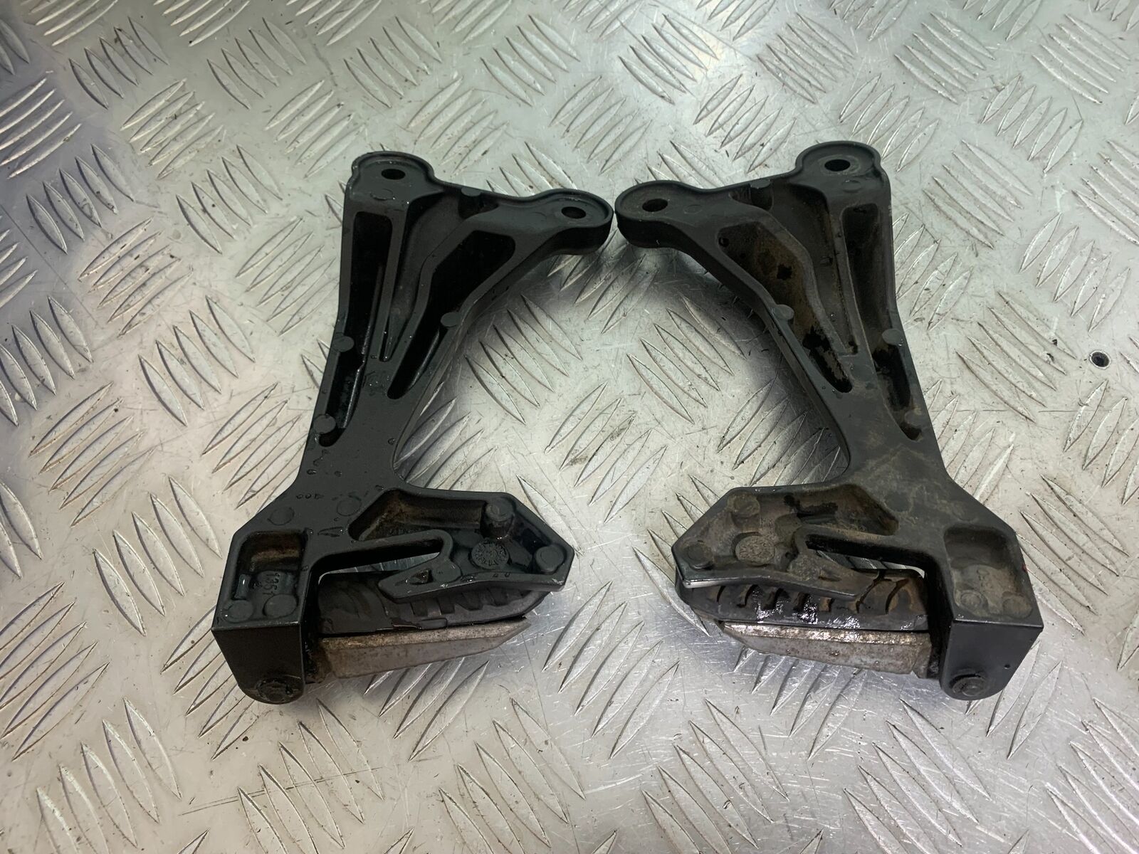 KAWASAKI Z650 ER650 KNFAN REAR HANGERS AND PEGS  YEAR 2022-2024 (CMB1112)