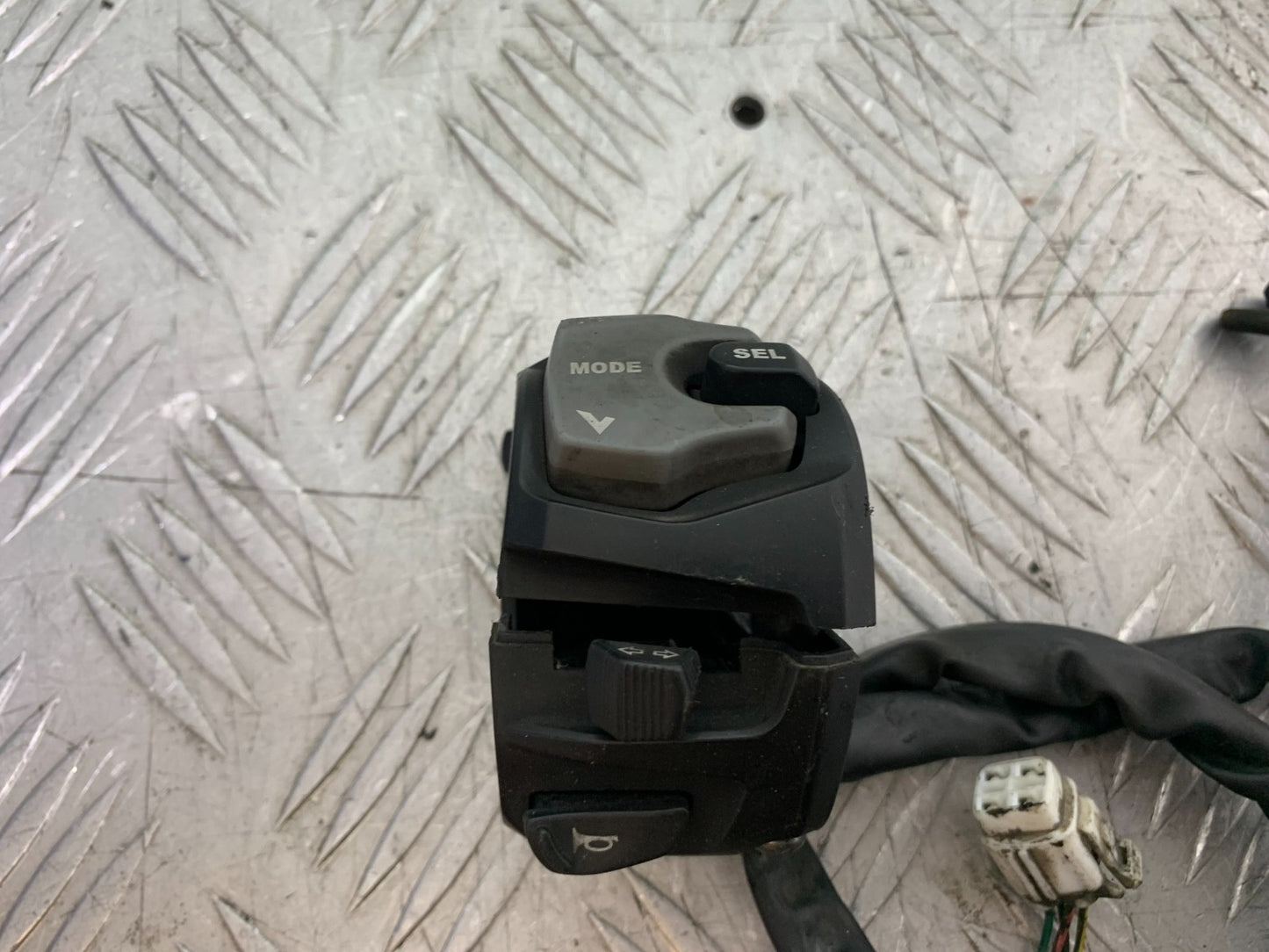 SUZUKI DL1000 V-STROM LEFT SWITCH GEAR YEAR 2014-2019 (CMB1325)