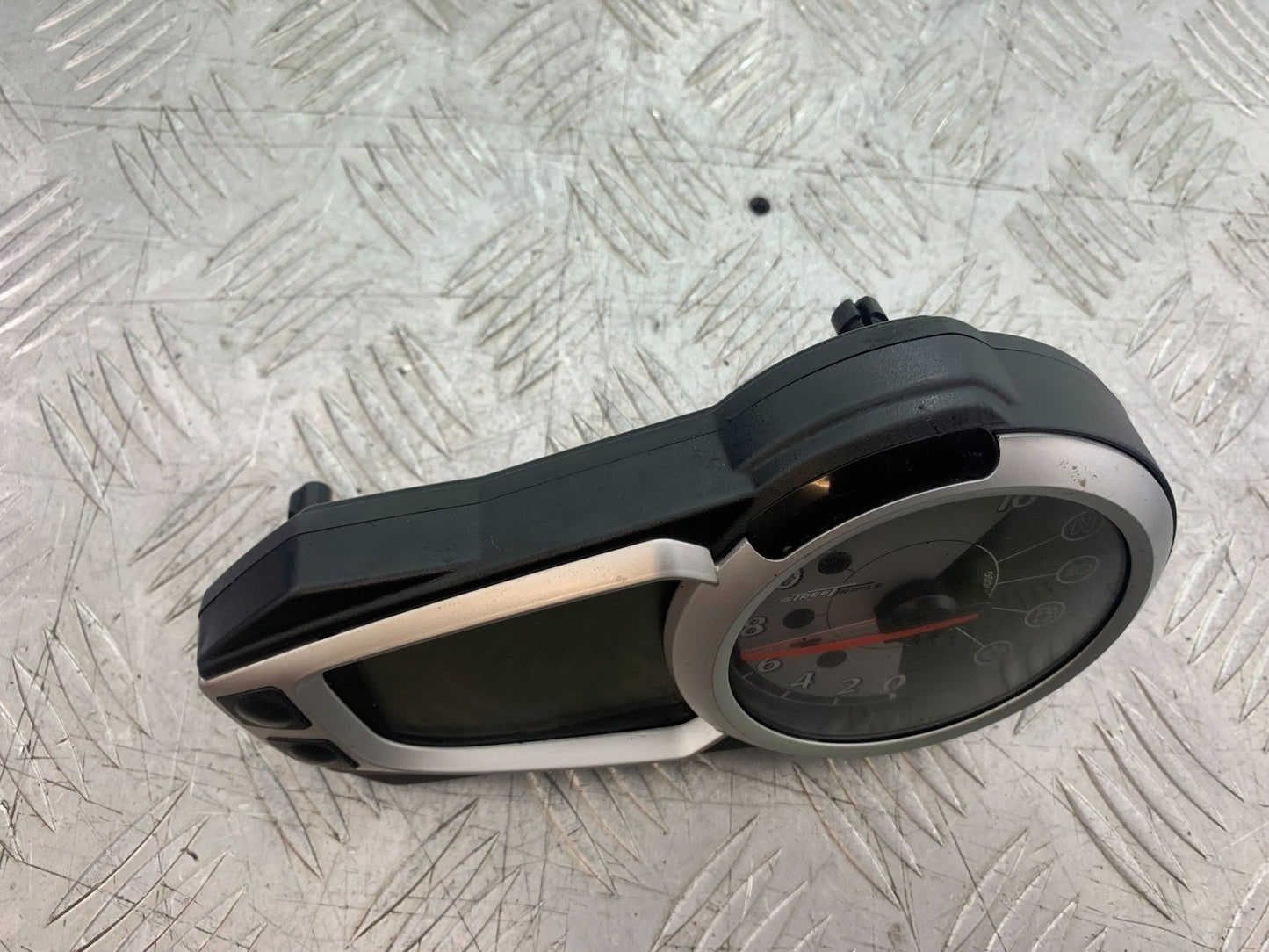 TRIUMPH 675 STREET TRIPLE R CLOCKS SPEEDO DASH YEAR 2013 - 2016 (CMB1221)