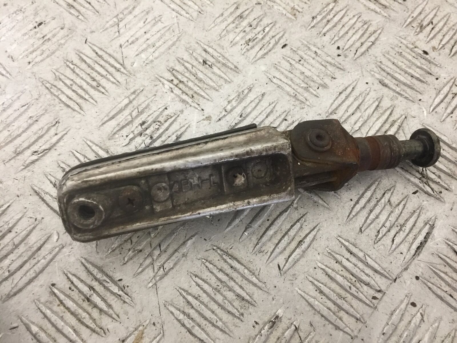 YAMAHA FZS600 FAZER 600 FRONT LEFT PEG   YEAR 1998-2001 (STOCK 844)