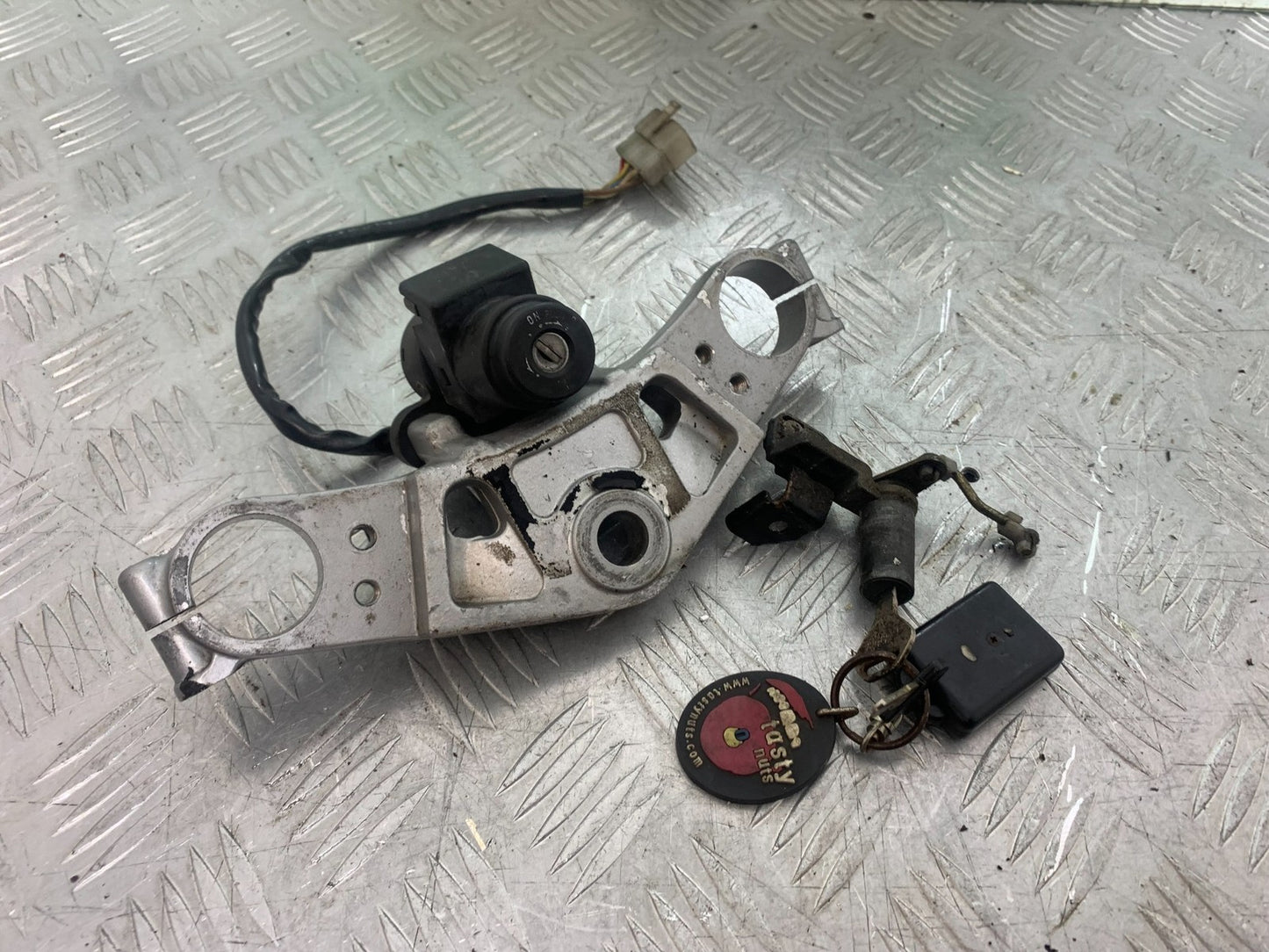 KAWASAKI GPZ600 GPZ 600 INGITION SWITCH AND SEAT LOCK  YEAR 1988-90 (CMB1258)