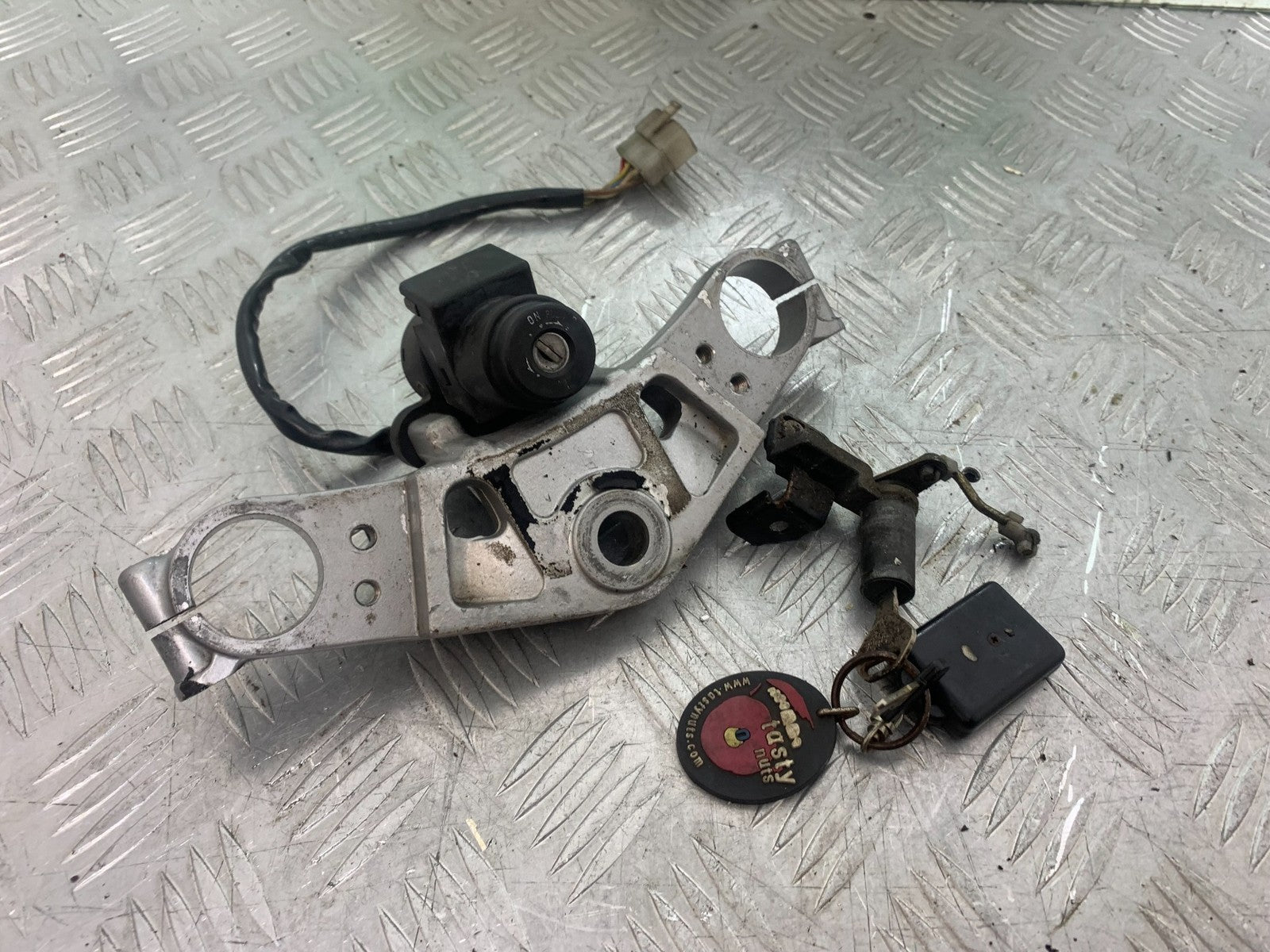 KAWASAKI GPZ600 GPZ 600 INGITION SWITCH AND SEAT LOCK  YEAR 1988-90 (CMB1258)