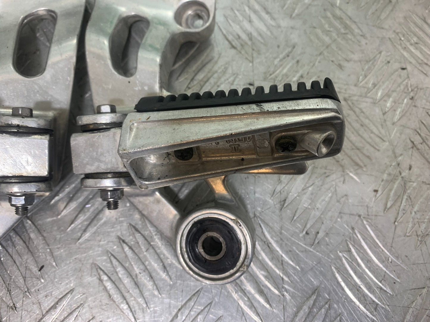 YAMAHA XJ900 XJ 900 DIVERSION REAR HANGERS AND PEGS  YEAR 1994-2002 (CMB1292)